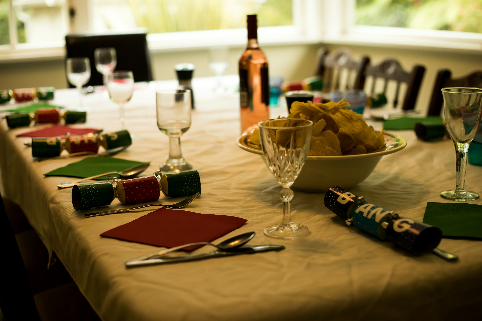 De perfecte kerst creëren met gerechten en een sfeervolle tafel