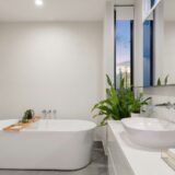 Moderne badkamer met vrijstaand bad en wastafel