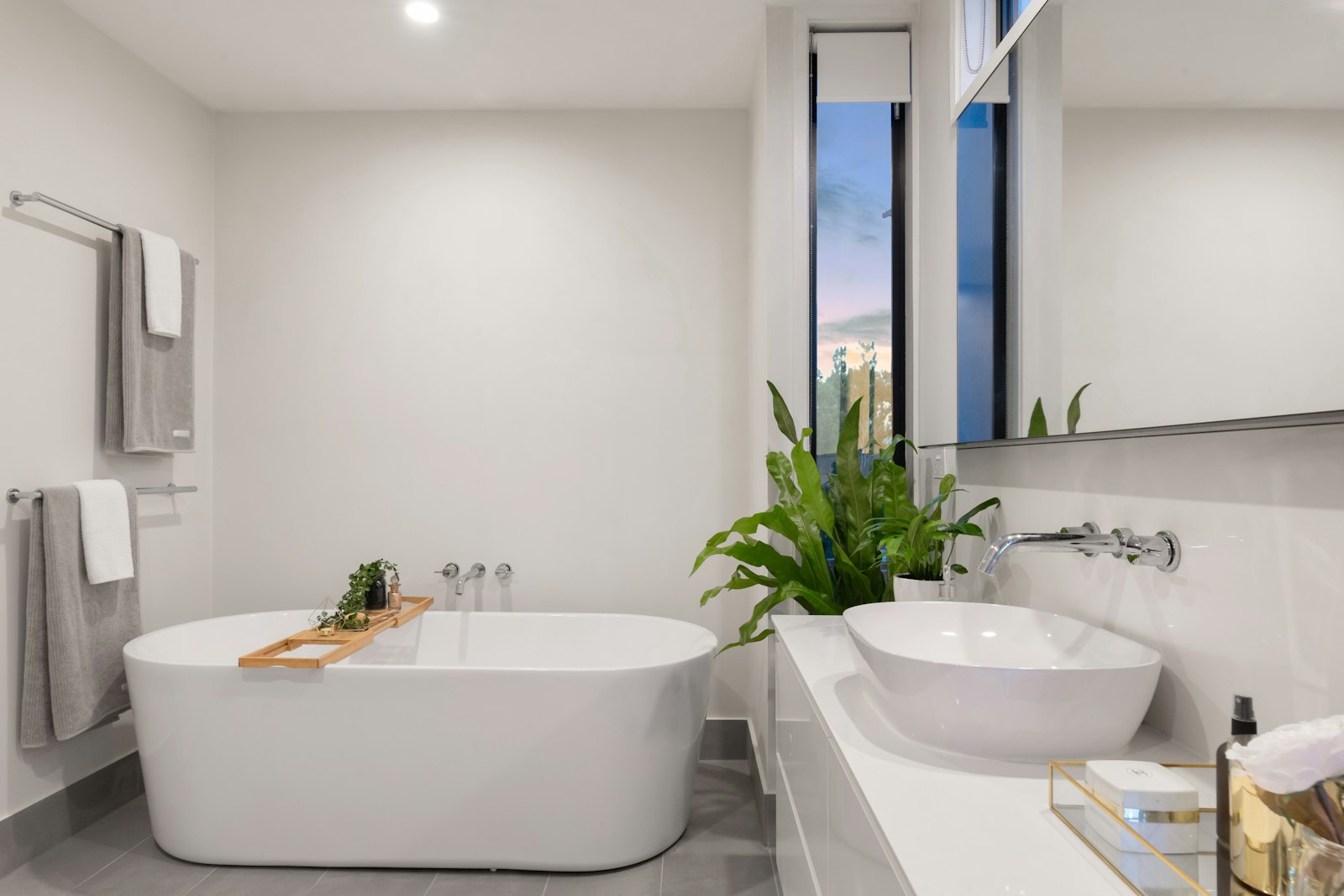 Moderne badkamer met vrijstaand bad en wastafel
