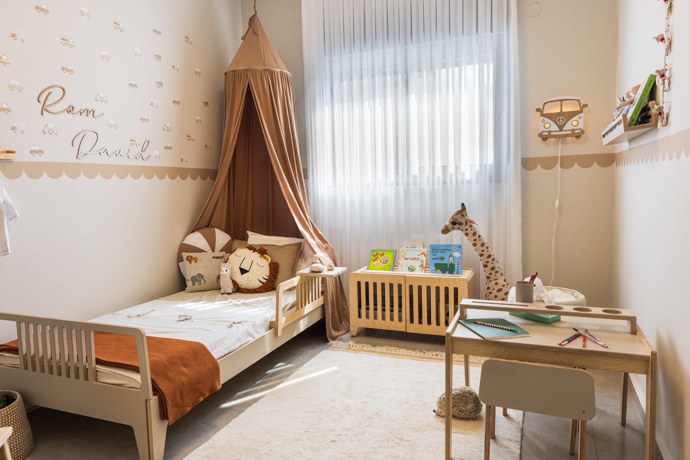 Kinderkamer met bed, bureau en zacht ochtendlicht door het gordijn