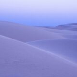 Zandduinen in het vroege ochtendlicht