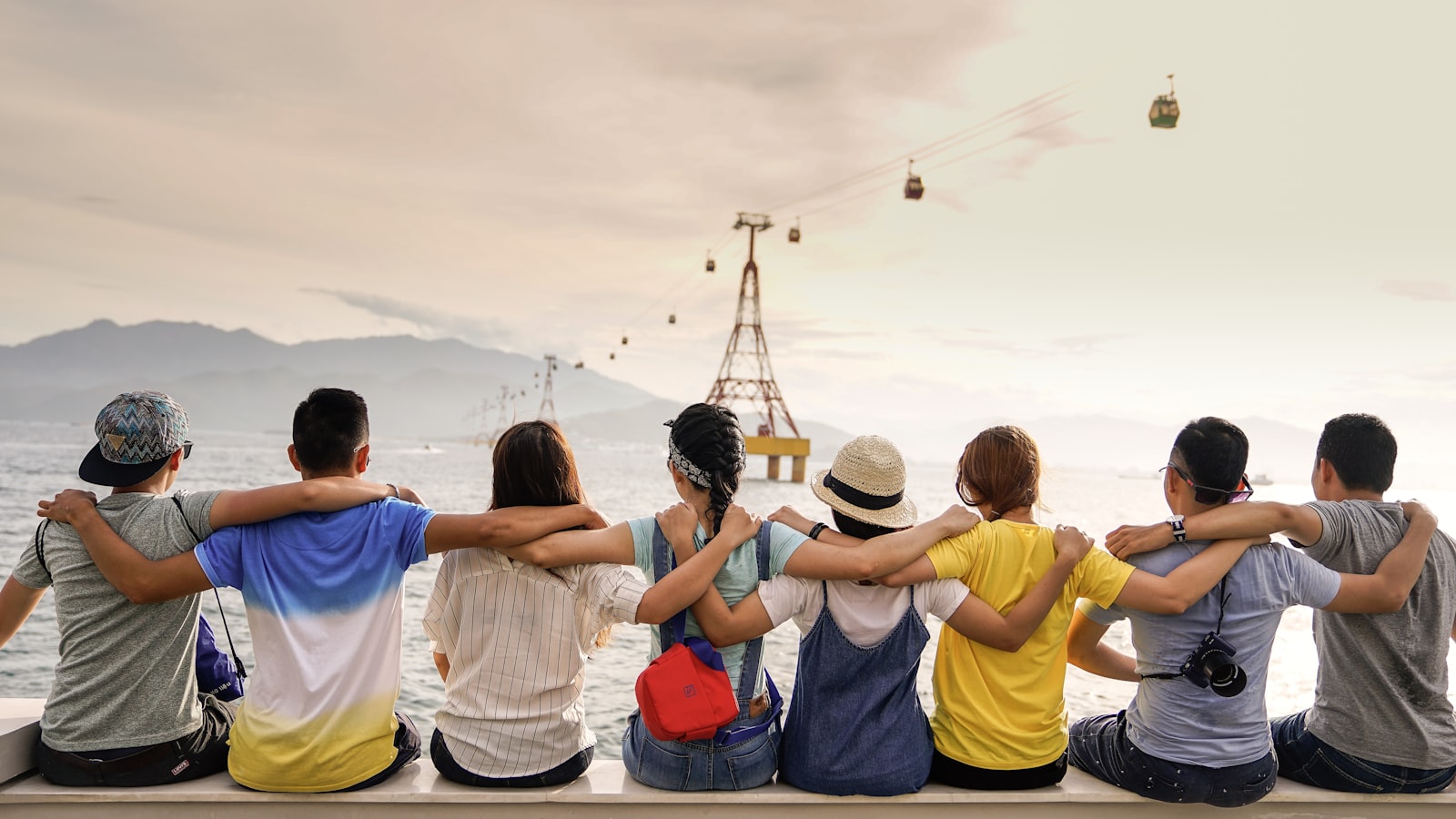 Vrienden zitten samen op een muurtje tijdens vakantie