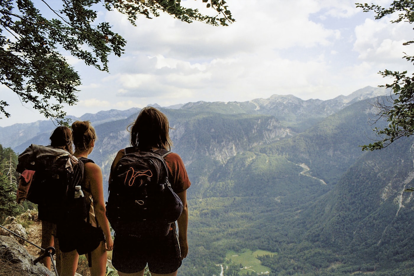 Twee mensen wandelen samen op een berg