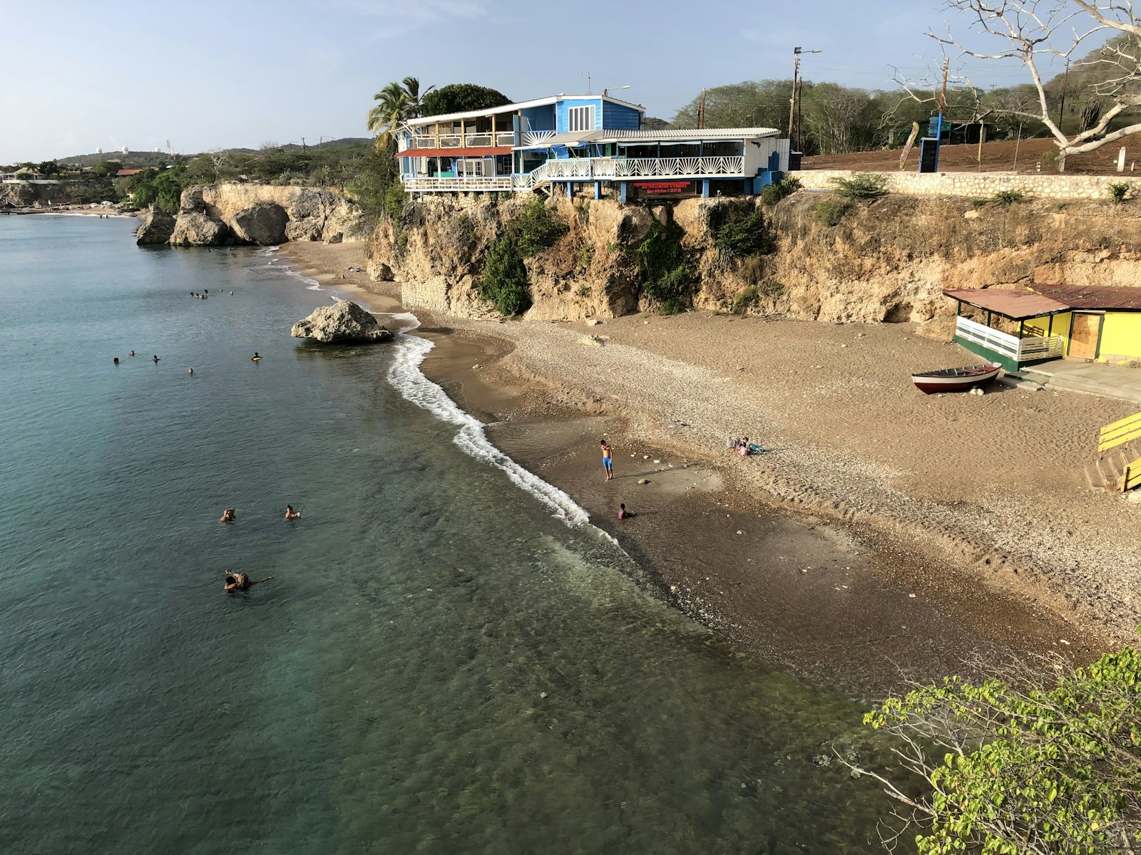 Strand met helder water op Curaçao