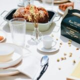 Gedekte brunchtafel met croissants, gebak en koffie