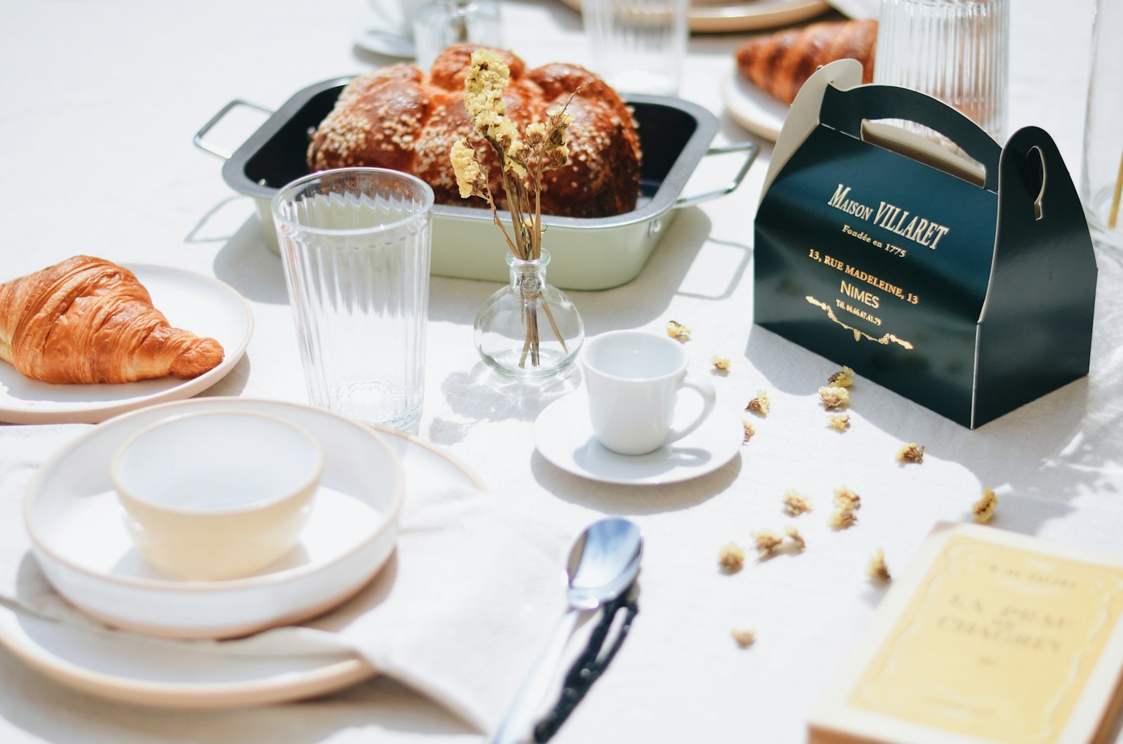 Gedekte brunchtafel met croissants, gebak en koffie