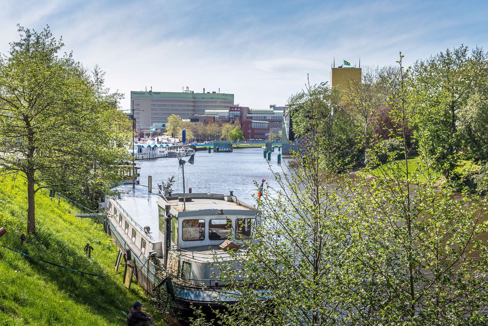 Rondvaartboot op het water in Groningen
