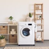 Wasmachine en droger in een bijkeuken