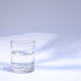 Glas water bij de keukenkraan
