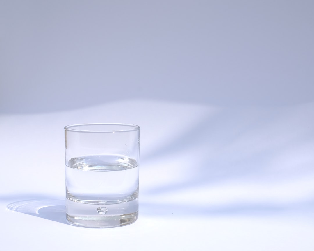Glas water bij de keukenkraan