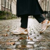 De KEEN KS86 LEA op natte kinderkopjes