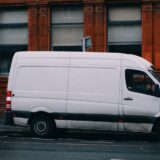 Witte bestelwagen langs de weg