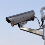 Beveiligingscamera aan een buitenmuur