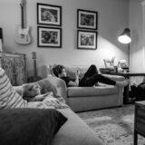 Woonkamer met bank en losse fauteuil