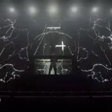 Armin van Buuren achter zijn draaitafel tijdens een festivaloptreden