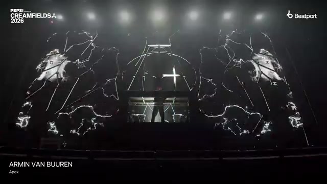 Armin van Buuren achter zijn draaitafel tijdens een festivaloptreden