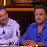 Twee deelnemers van B&B Vol Liefde aan tafel in een talkshow