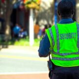 Beveiliger in fluorescerend hesje op straat