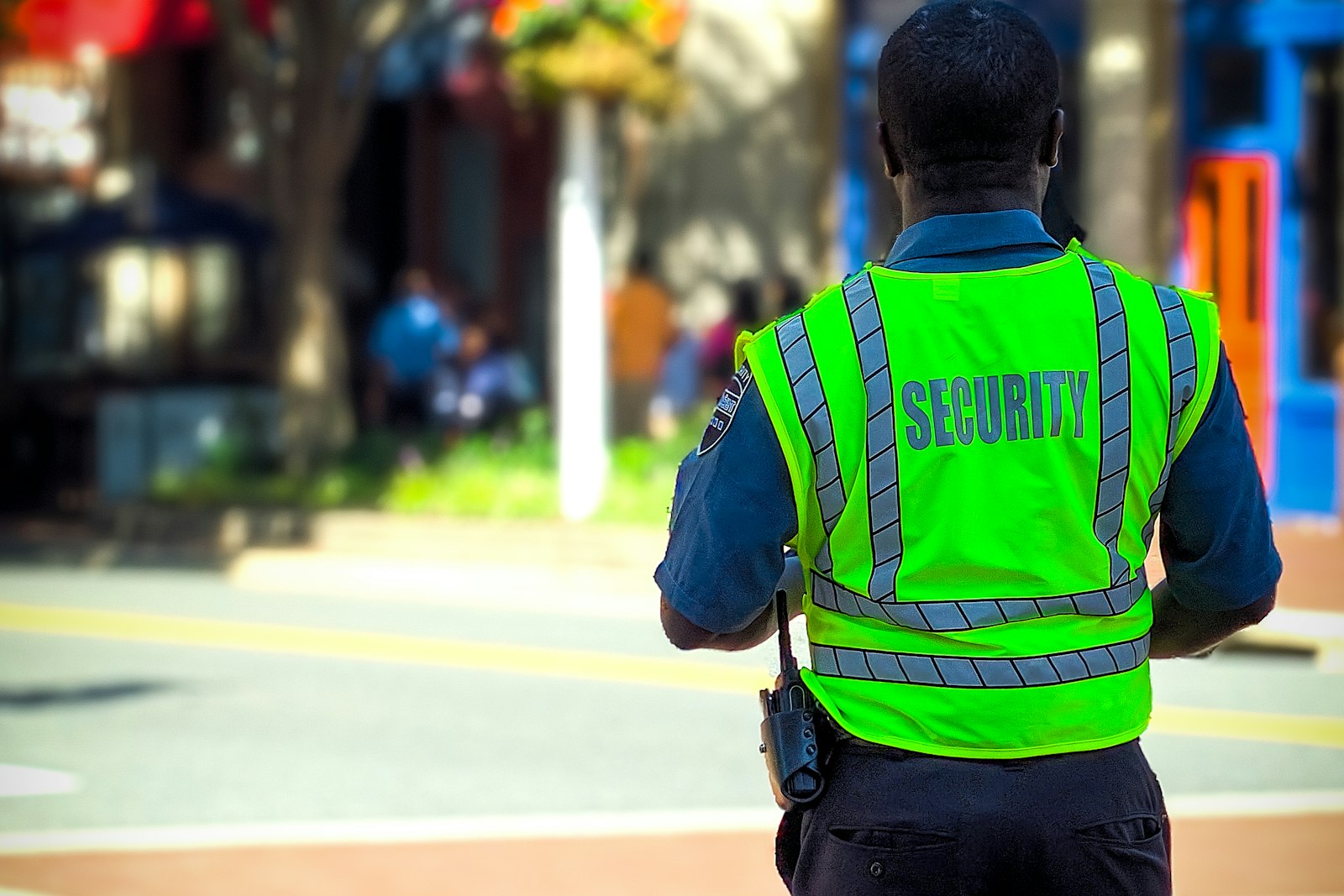 Beveiliger in fluorescerend hesje op straat