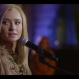 Hayden Panettiere als Juliette Barnes zingend achter een microfoon in Nashville