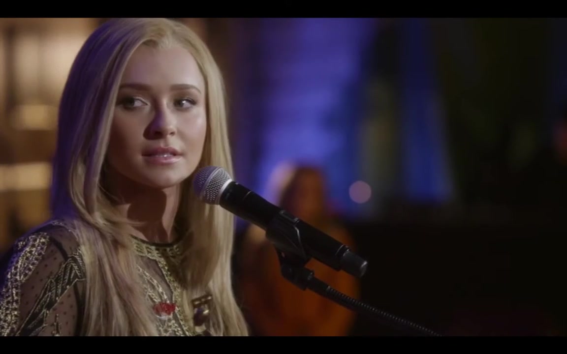 Hayden Panettiere als Juliette Barnes zingend achter een microfoon in Nashville