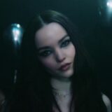 Dove Cameron in de videoclip van haar hit Boyfriend