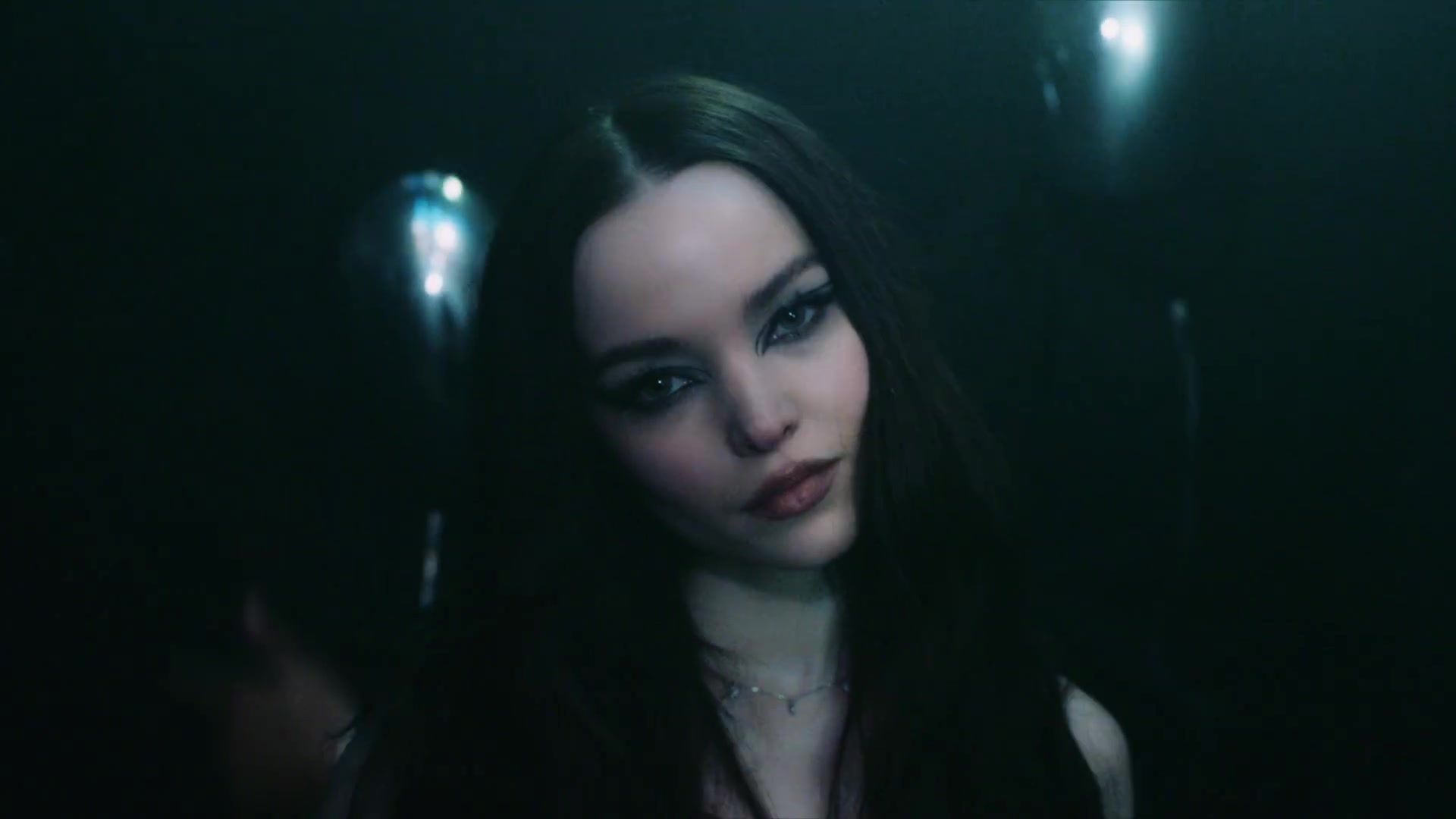 Dove Cameron in de videoclip van haar hit Boyfriend