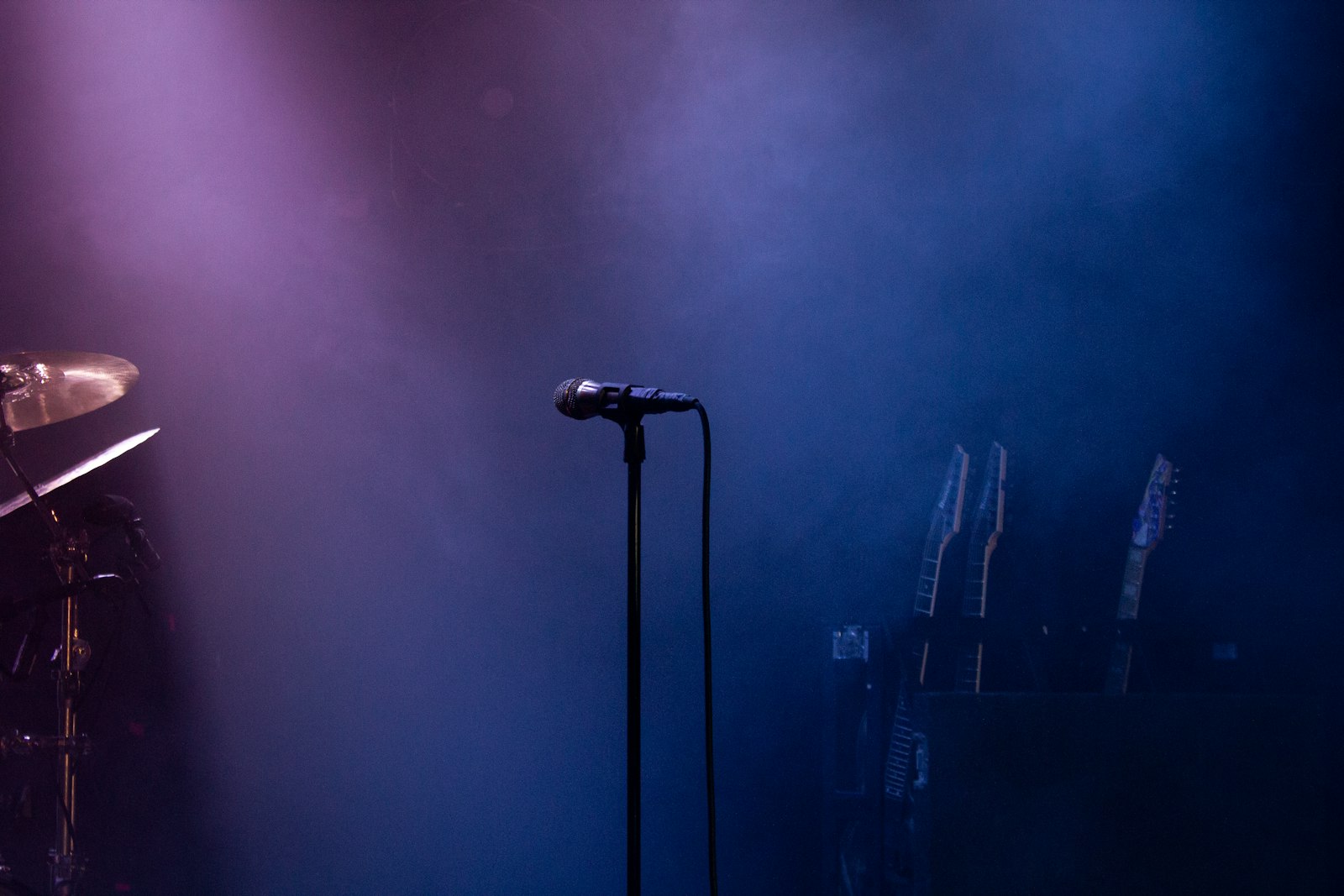 Gitaar en microfoon op een leeg podium voor aanvang van een concert