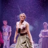 Scene uit de musical & Juliet met de cast op het podium