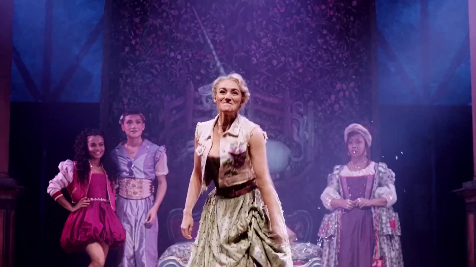 Scene uit de musical & Juliet met de cast op het podium