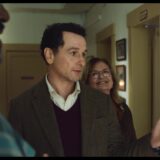 Matthew Rhys als hoofdpersoon in de comedyserie Widow's Bay