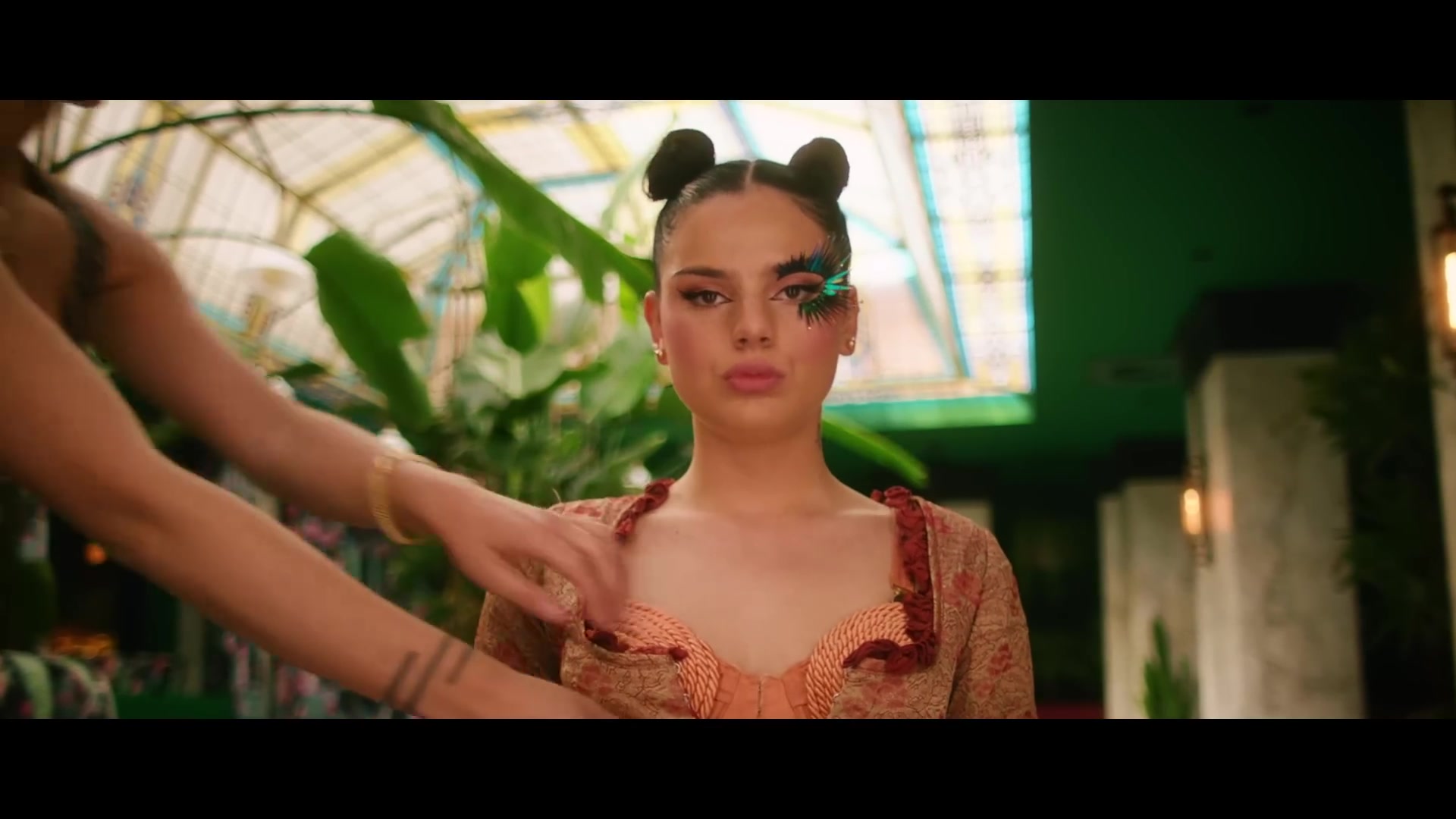 Famke Louise in de videoclip van Emotieloos