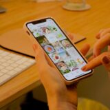 Smartphone in de hand met apps op het scherm