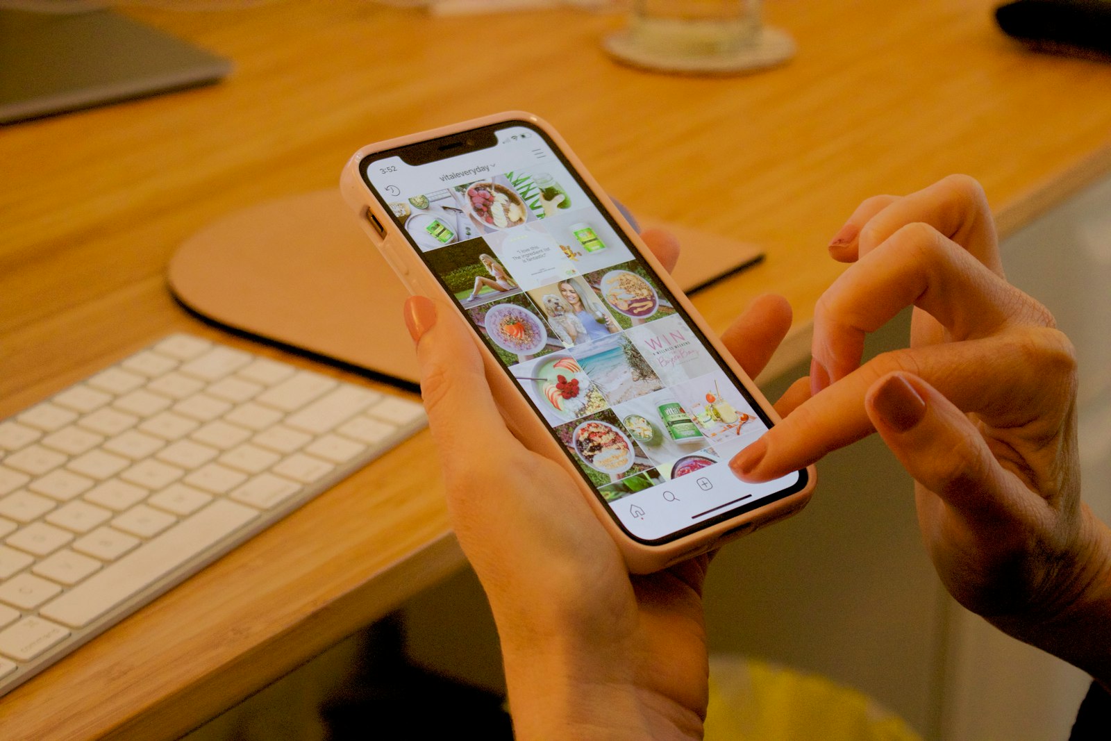 Smartphone in de hand met apps op het scherm
