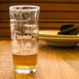 Glazen bier op een bartafel