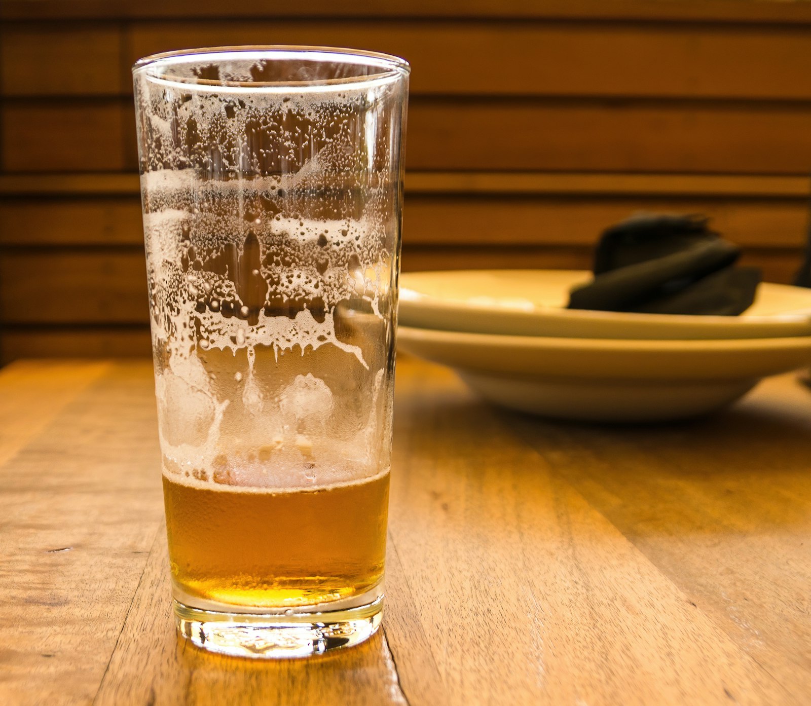 Glazen bier op een bartafel