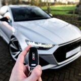 Autosleutels worden overhandigd bij de aankoop van een auto