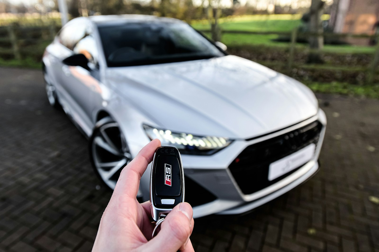 Autosleutels worden overhandigd bij de aankoop van een auto