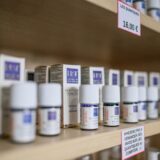 Supplementen op een schap in een gezondheidswinkel