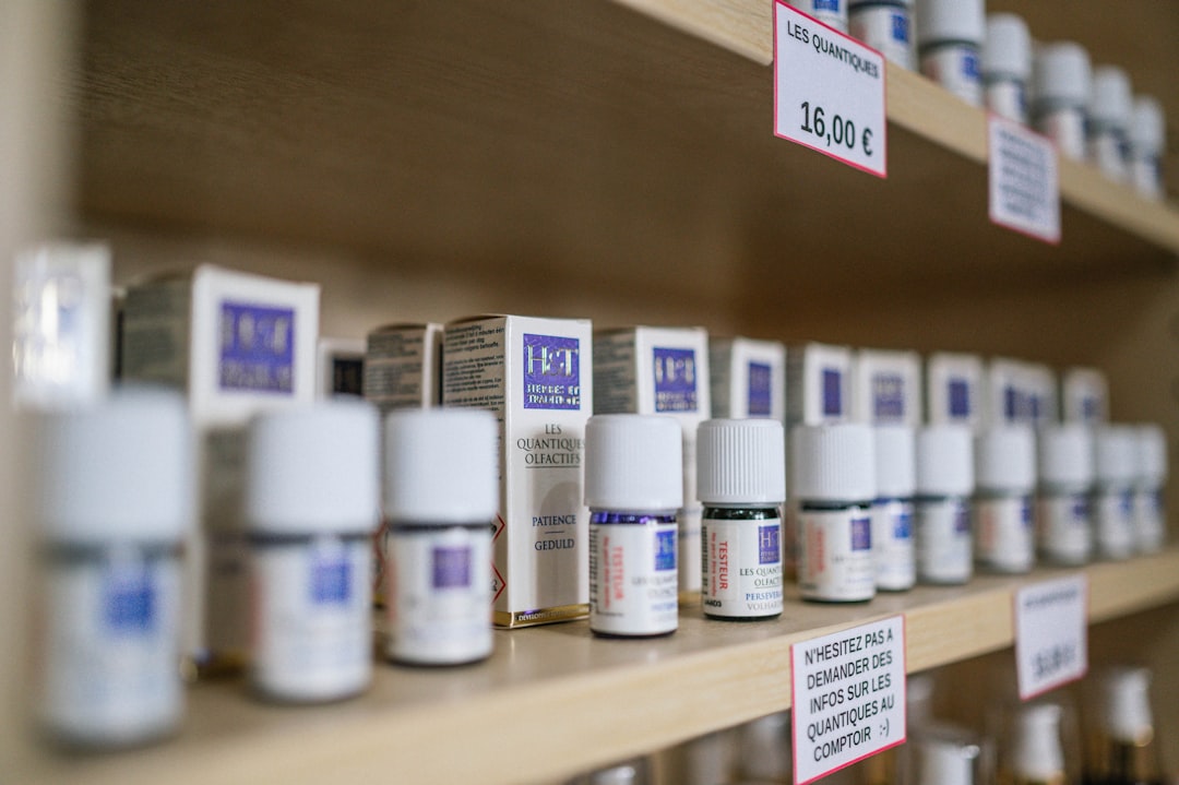 Supplementen op een schap in een gezondheidswinkel