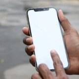 Refurbished iPhone in de hand