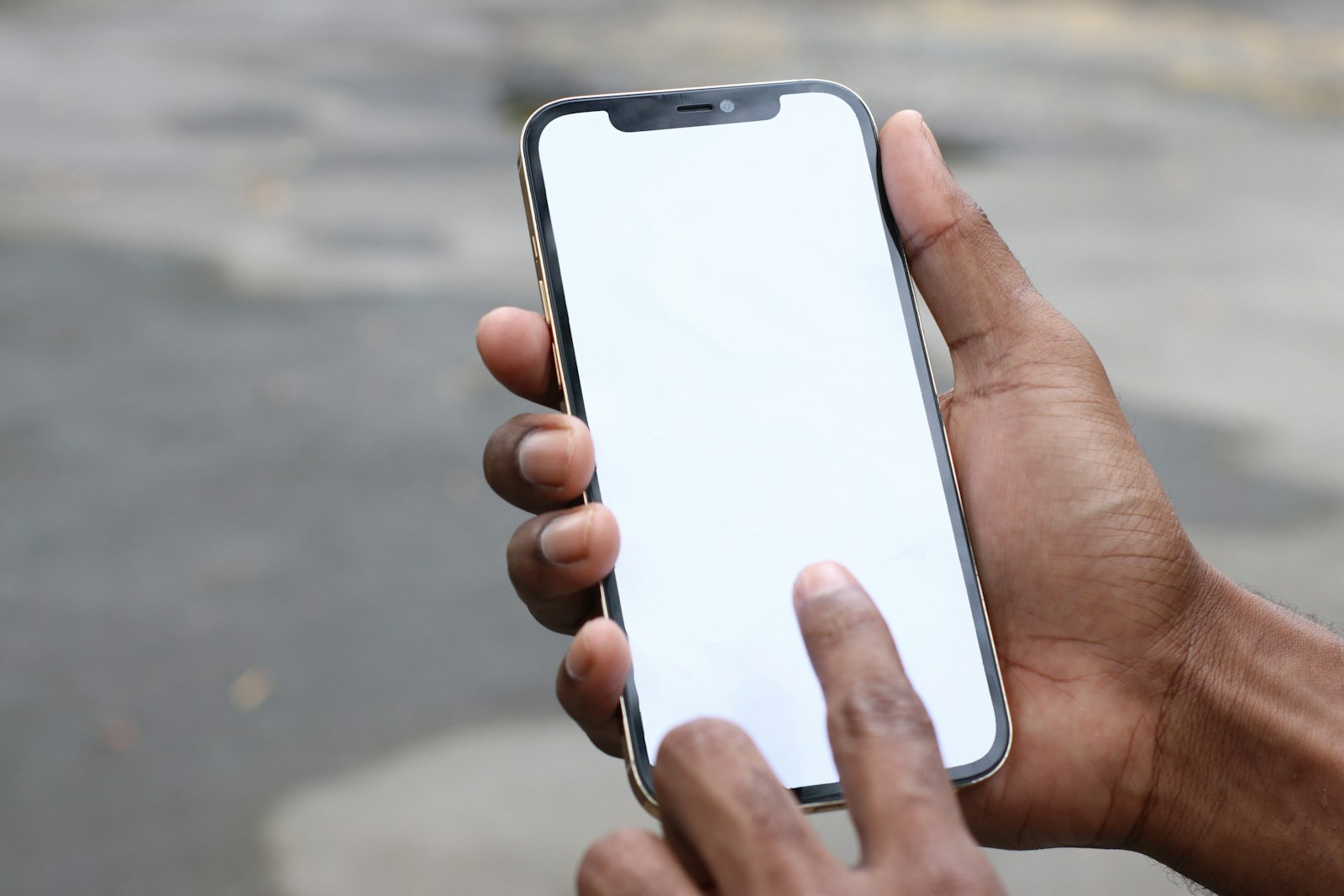 Refurbished iPhone in de hand