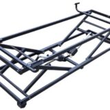 Bed met een elektrische bedlift in een slaapkamer