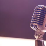 Microfoon en mengpaneel in een radiostudio tijdens een avonduitzending