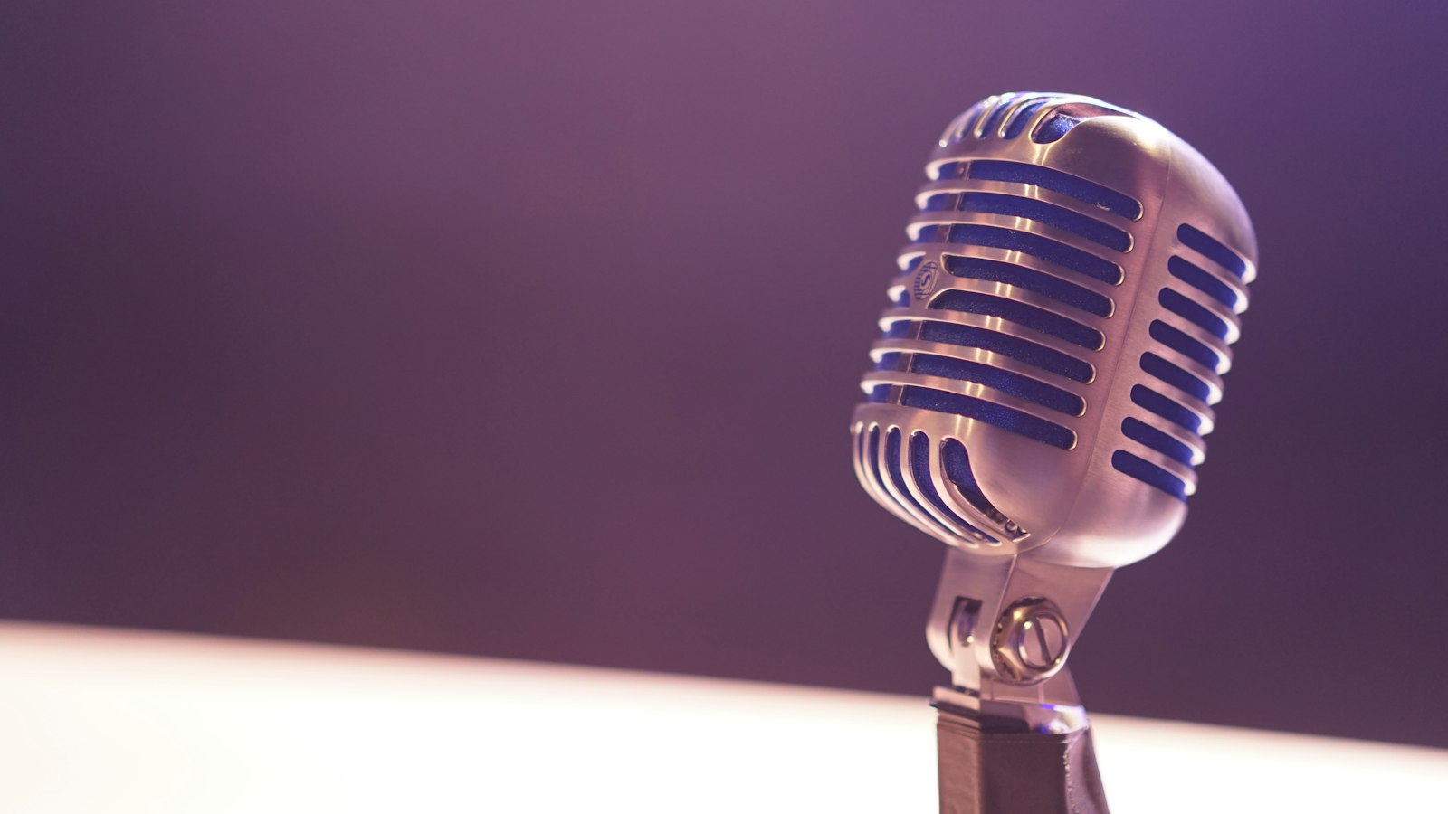 Microfoon en mengpaneel in een radiostudio tijdens een avonduitzending