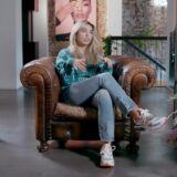 Presentatrice Hila Noorzai tijdens een interview in een leren fauteuil