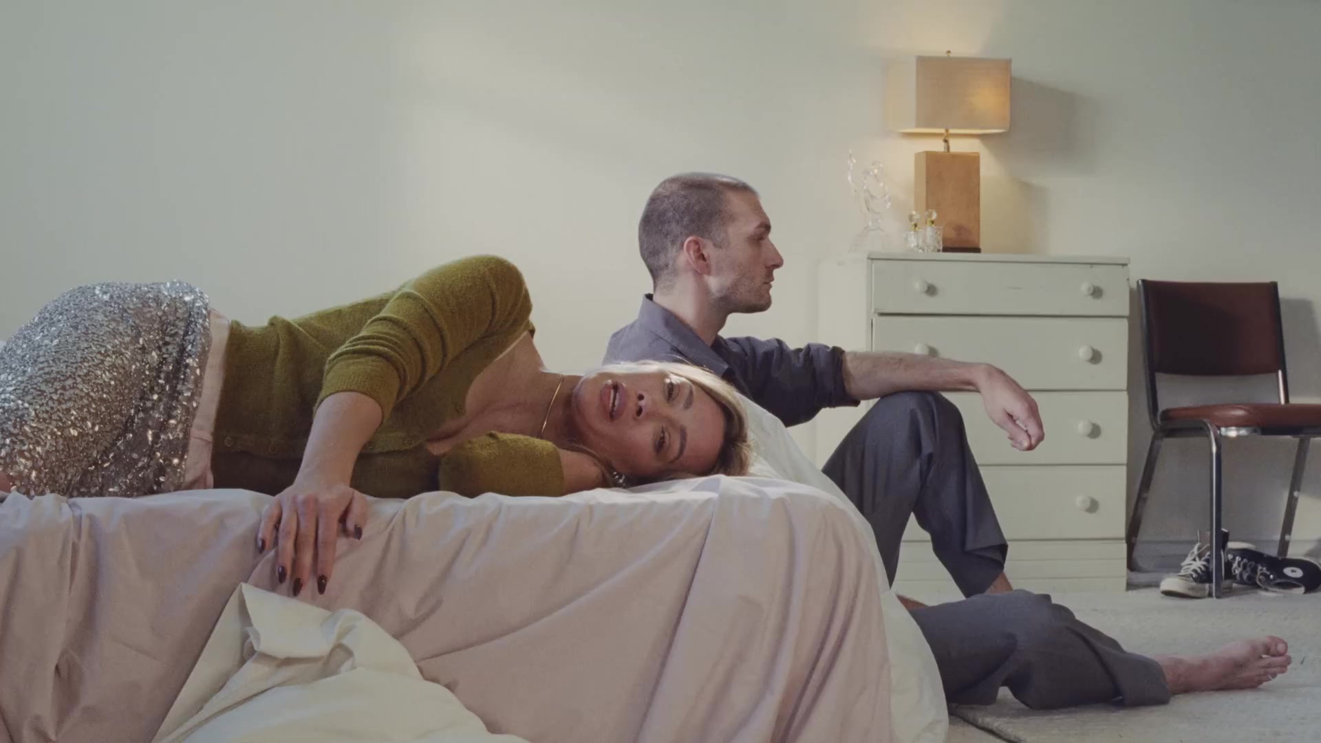 Hilary Duff ligt op een bed in de videoclip van Roommates