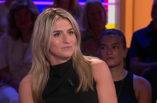 Estavana Polman in een zwarte top aan tafel in een tv-studio
