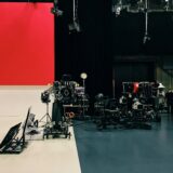 Lege televisiestudio met studiolampen voor een dagelijks programma