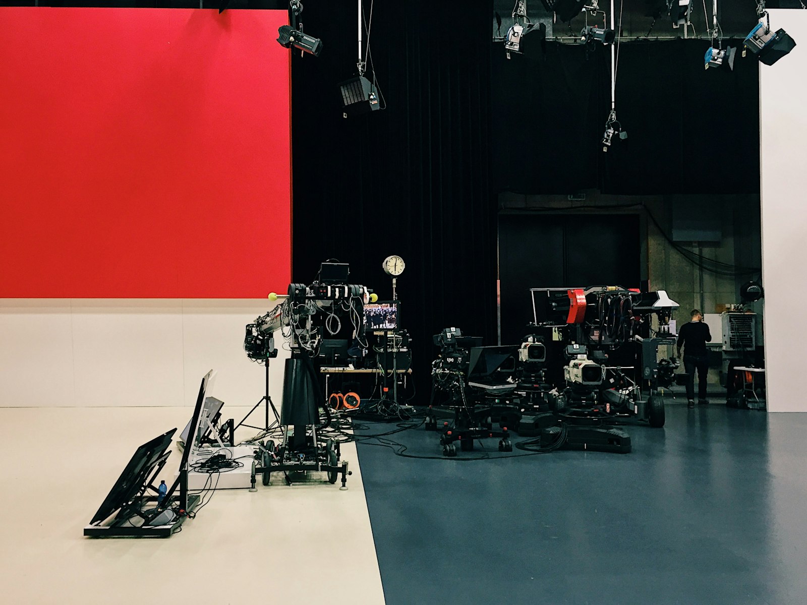 Lege televisiestudio met studiolampen voor een dagelijks programma